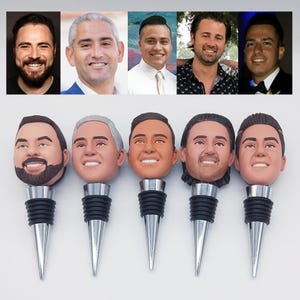Puede incluir: Conjunto de seis tapones para botellas de vino con caras personalizadas. Cada tap&oacute;n est&aacute; hecho de un material marr&oacute;n, similar a la arcilla, y tiene una base de metal plateado.