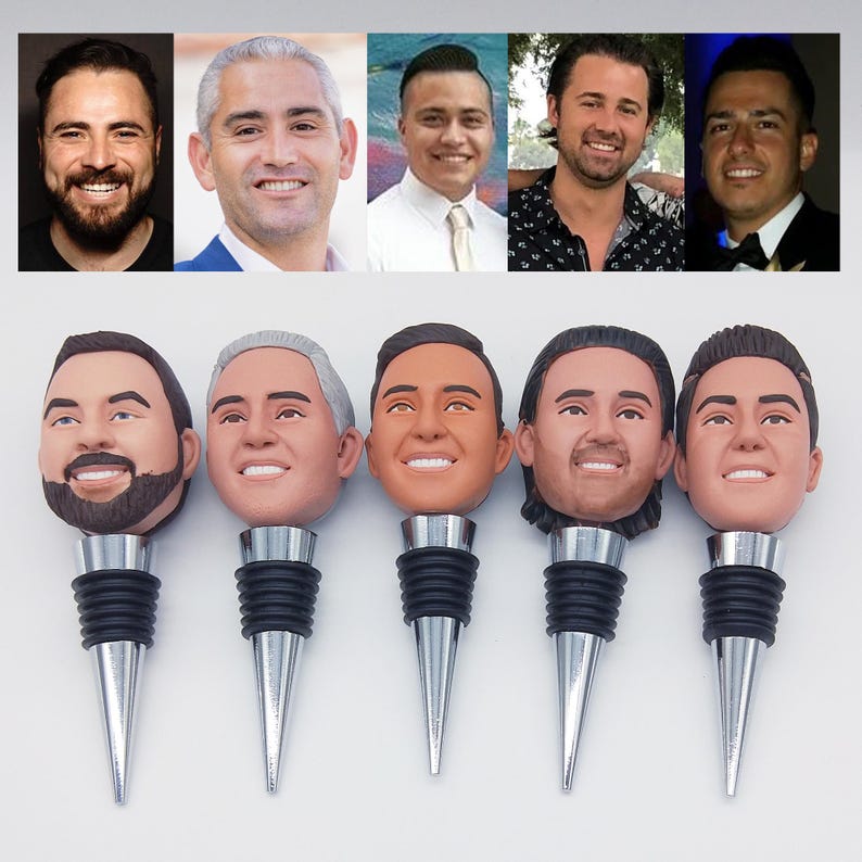 Puede incluir: Conjunto de seis tapones para botellas de vino con caras personalizadas. Cada tap&oacute;n est&aacute; hecho de un material marr&oacute;n, similar a la arcilla, y tiene una base de metal plateado.