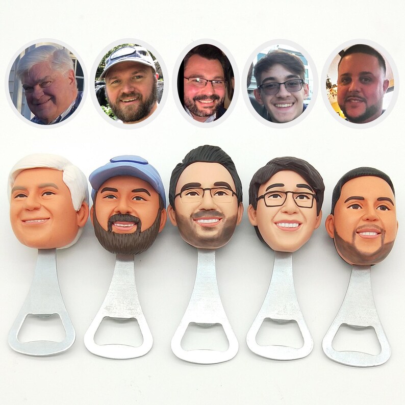 Puede incluir: Conjunto de seis abridores de botellas personalizados con diferentes caras. Cada abridor est&aacute; hecho de metal y tiene una cara &uacute;nica esculpida en la parte superior. Las caras son todas sonrientes y tienen diferentes peinados y rasgos faciales.