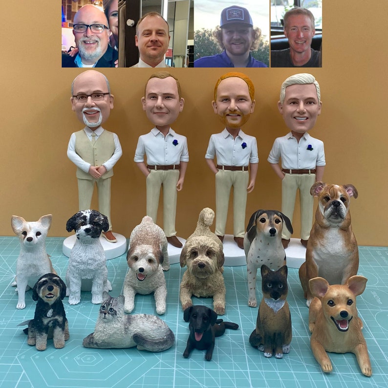 Puede incluir: Un grupo de figuritas personalizadas de personas con sus mascotas. Las figuritas est&aacute;n hechas de resina pintada y est&aacute;n posadas en una variedad de posiciones. Las personas visten ropa casual y las mascotas son de varias razas, incluyendo perros y gatos.
