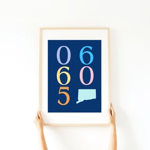 Może przedstawiać: Wydruk w ramie z granatowym tłem i kolorowymi cyframi. Cyfry to 06605 i są ułożone w pionowej kolumnie. Stan Connecticut jest pokazany na jasnoniebieskim tle na dole wydruku.