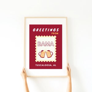 Saluti dall'Università dell'Alabama Preppy Poster Digital Print / Bama Stamp Cartolina Stampa Trendy Wall Decor / College Town Digital Print