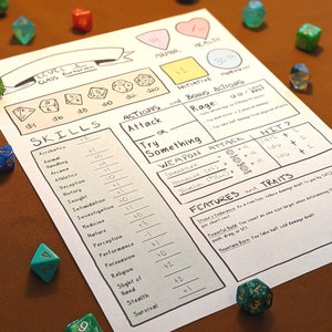 Pode incluir: Uma ficha de personagem para um jogo de RPG de mesa. A ficha inclui se&ccedil;&otilde;es para n&iacute;vel, classe, habilidades, a&ccedil;&otilde;es, armas, caracter&iacute;sticas e tra&ccedil;os. A ficha est&aacute; preenchida com v&aacute;rios n&uacute;meros e s&iacute;mbolos.