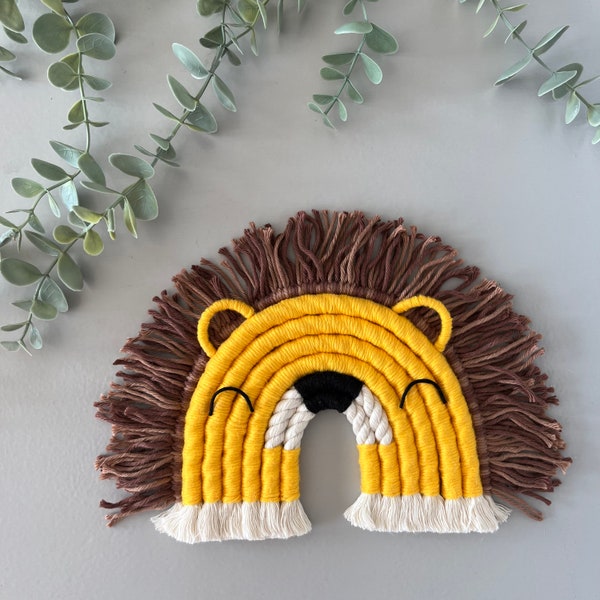 Lion Wall Hanging / Lion Nursery Decor / Macrame Wall Hanging Animals / Safari Nursery Decor / Baby Shower Gift / Macrame Rainbow Lion