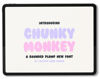 Puede incluir: Una tableta digital muestra el texto "INTRODUCING CHUNKY MONKEY" en una fuente redondeada y con forma de burbuja. Debajo, se lee "A ROUNDED PLUMP NEW FONT BY LOLLIPOP HAND DRAWN". La fuente es en tonos morados y rosas.