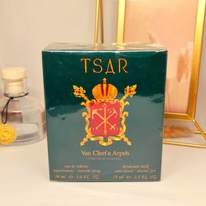 以下が含まれることがあります： ヴァン クリーフ＆アーペル のツァーの緑色の箱。箱には、50ml のオードトワレと 75ml のデオドラントスティックが入っています。