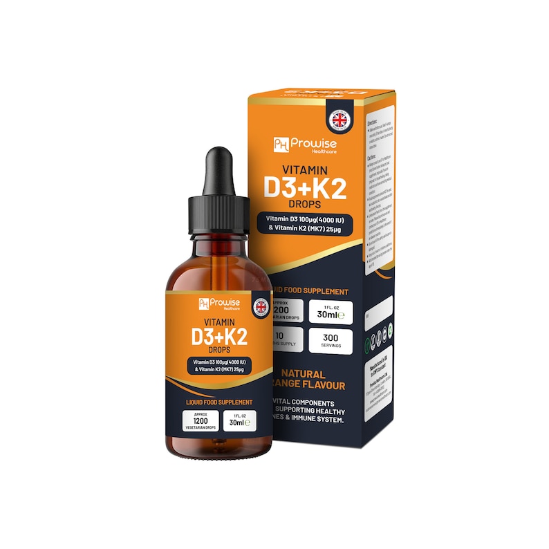 Puede incluir: Una botella de vidrio marr&oacute;n con un gotero llena de gotas de vitamina D3+K2. La botella est&aacute; etiquetada con el texto "Vitamin D3+K2 Drops" y "Liquid Food Supplement". La botella est&aacute; sobre una superficie blanca junto a una caja con la misma etiqueta. La caja es naranja y negra y tiene el texto "Vitamin D3+K2 Drops" y "Sabor natural a naranja".