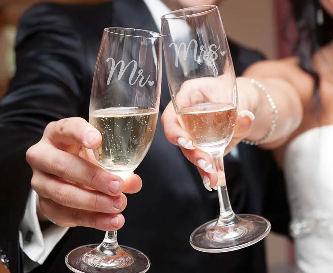 Engraved Mr and Mrs Champagne Glasses Set, Wedding Champagne Flutes