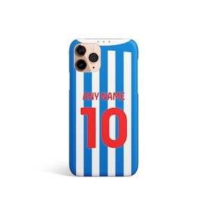 Könnte beinhalten: Eine blaue und weiße gestreifte iPhone-Hülle mit der roten Nummer 10 und dem aufgedruckten Text "ANY NAME".
