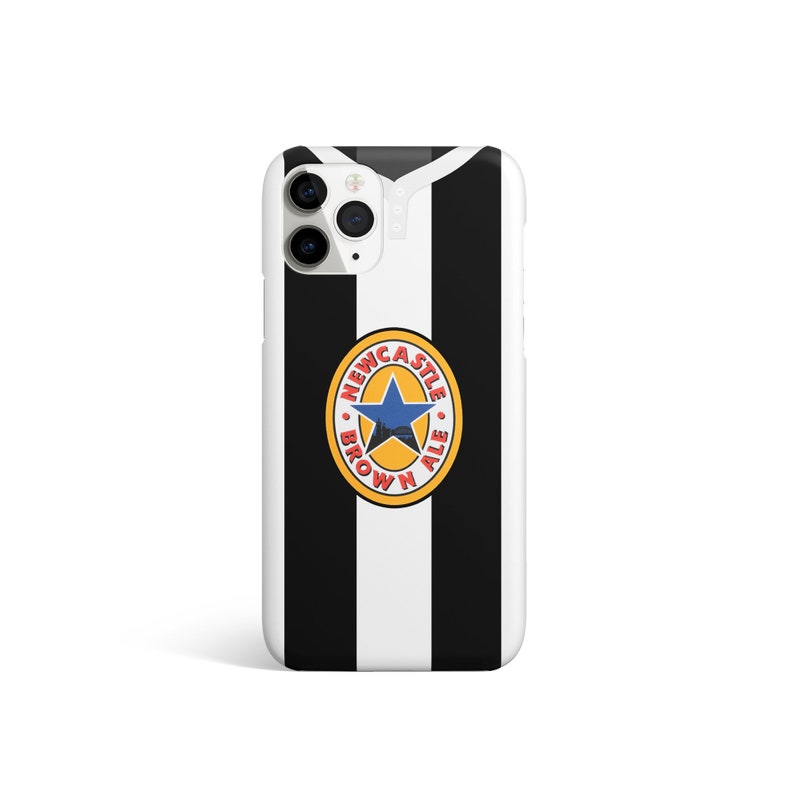 Op de afbeelding: Zwart-wit gestreepte iPhone-hoes met een Newcastle Brown Ale-logo in het midden. Het logo is een gele cirkel met een rode ster en de woorden "Newcastle Brown Ale" in rood.