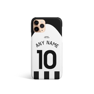 Puede incluir: Funda de tel&eacute;fono en blanco y negro con dise&ntilde;o de camiseta de f&uacute;tbol. Presenta el texto "ANY NAME" y el n&uacute;mero "10" en negrita. La frase "HOWAY THE LADS" est&aacute; impresa en la parte superior.