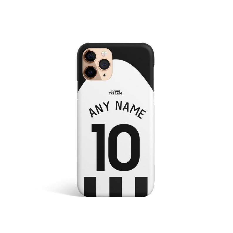Puede incluir: Funda de tel&eacute;fono en blanco y negro con dise&ntilde;o de camiseta de f&uacute;tbol. Presenta el texto "ANY NAME" y el n&uacute;mero "10" en negrita. La frase "HOWAY THE LADS" est&aacute; impresa en la parte superior.