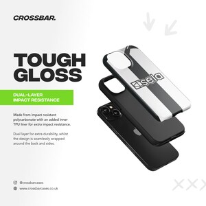 Pu&ograve; includere: Custodia per telefono nero e bianco con una striscia bianca e la parola "Kisela" stampata su di essa. La custodia &egrave; realizzata in un materiale resistente agli urti a doppio strato.