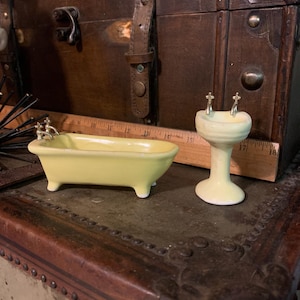 Dollhouse Miniature in twelfth scale or 1:12 scale. Vintage Hello Dolly porcelain sink, toilet & tub