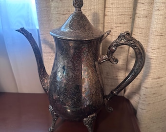 Cafetière vintage en métal argenté | Théière ornée sur pied | Métal argenté style néo-victorien | Service de table style Hollywood Regency