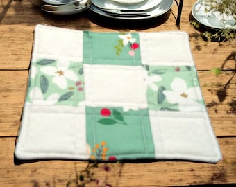 ティールグリーンのキルティングコースター：9パッチコットンマグラグ