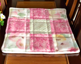 ハンドメイド花柄キルティングコースターセット – ピンク、イエロー、グリーン、コットン（2枚セット）