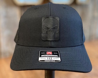 Blacked Out Punisher lederen patch hoed op een Richardson 112 snapback, trucker hoed