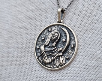 SELENE Medallion, 925k Silver Selene Necklace, Goddess of the Moon Necklace, Crescent Pendant, Mythologic Jewelry, Moon Charm, Gift For Her