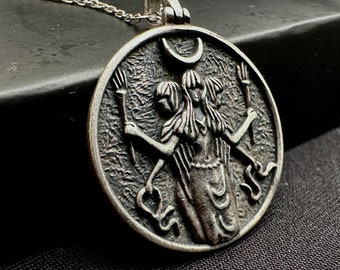 Collier Femme Hécate Fantaisie - Pendentif Triple Lune Et Clé, Strass Sur Cuivre - Longueur Réglable 45+5 Cm - 10