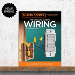 Peut inclure: Couverture du livre "The Complete Guide to Wiring" de Black+Decker. Le fond est turquoise avec des composants électriques et le texte "Updated 7th Edition". Une bande orange en bas indique "Current with 2017-2020 Electrical Codes".