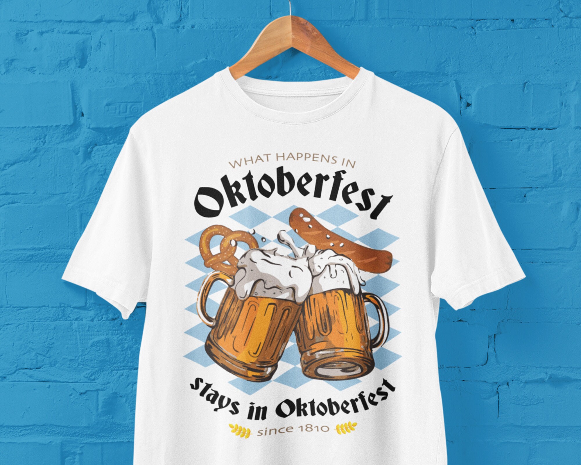 Discover Was auf dem Oktoberfest passiert bleibt im Oktoberfest Unisex T-Shirt