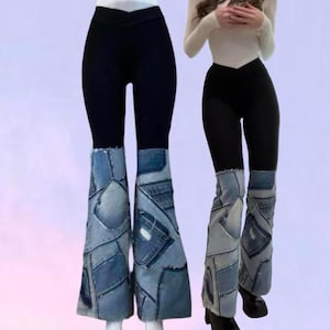 Puede incluir: Leggings de talle alto con una sección superior negra sólida y piernas acampanadas construidas a partir de un mosaico de varias piezas de tela de mezclilla azul con costuras visibles y bordes deshilachados en el diseño.