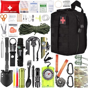 Könnte beinhalten: Ein schwarzes Survival-Kit mit einem roten Kreuz-Patch, umgeben von verschiedenen Werkzeugen. Enthält eine rote Erste-Hilfe-Tasche, einen Kompass, eine Klappschaufel, eine Taschenlampe und ein Notizbuch.