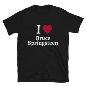 Könnte beinhalten: Schwarzes T-Shirt mit weißem Text "I love Bruce Springsteen" und einem roten Herzen.