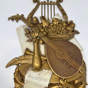 Decorazione da parete musicale dorata, grande arazzo Homco anni '70, decorazione in plastica con stampo in avorio e oro Hollywood Regency