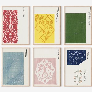 Puede incluir: Seis impresiones enmarcadas de diferentes patrones textiles japoneses. Los patrones incluyen un diseño floral rojo, un diseño floral amarillo, un diseño verde, un diseño azul con puntos blancos, un diseño rosa con un patrón floral blanco y un diseño azul con flores y peces blancos.