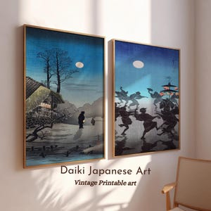 Può includere: Due stampe su legno giapponesi incorniciate, una raffigura una figura solitaria che cammina in un paesaggio innevato sotto una luna piena, l'altra mostra un gruppo di figure che corrono attraverso una scena illuminata dalla luna. Le stampe sono in stile giapponese tradizionale con colori tenui e dettagli fini.