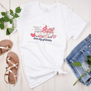 Koszulka z krótkim rękawem unisex Valentine Gnomes Jersey na Walentynki, słodkie gnomy, prezenty dla niej