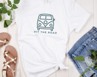Adventure Time Shirt, Road Trip Tee, Weltreisende, Reisen ist meine Therapie, Urlaub Geschenkideen