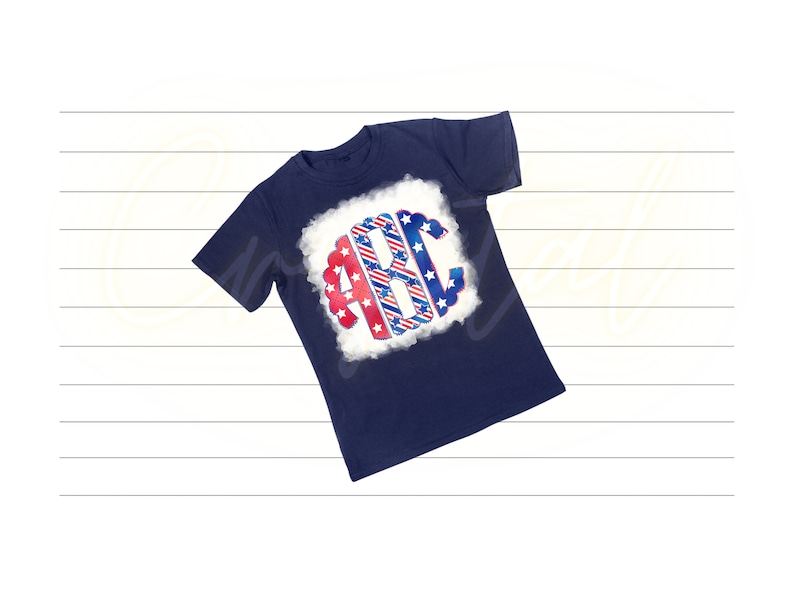 K&ouml;nnte beinhalten: Ein marineblaues T-Shirt mit einem wei&szlig;en Wolken-Design, das die Buchstaben "ABC" in rot-wei&szlig;-blauen Streifen mit wei&szlig;en Sternen zeigt.