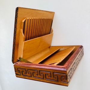 Portasigarette in legno vecchio ed elegante, vintage, in ottime condizioni, pirografato con incisione a mano retrò degli anni '70
