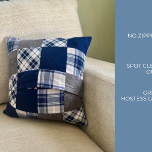 K&ouml;nnte beinhalten: Ein Patchwork-Kissen mit einer Mischung aus blau, grau und wei&szlig; karierten und einfarbigen Stoffquadraten. Das Kissen liegt auf einem beigefarbenen Sofa. Der Text auf der rechten Seite lautet "NO ZIPPERS", "SPOT CLEAN ONLY" und "GREAT HOSTESS GIFT!"
