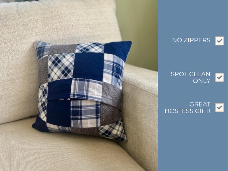 K&ouml;nnte beinhalten: Ein Patchwork-Kissen mit einer Mischung aus blau, grau und wei&szlig; karierten und einfarbigen Stoffquadraten. Das Kissen liegt auf einem beigefarbenen Sofa. Der Text auf der rechten Seite lautet "NO ZIPPERS", "SPOT CLEAN ONLY" und "GREAT HOSTESS GIFT!"