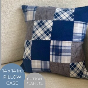 K&ouml;nnte beinhalten: Ein Patchwork-Kissenbezug, 35,5 x 35,5 cm, in Blau-, Grau- und Wei&szlig;t&ouml;nen. Das Kissen hat Karomuster und Strickstrukturen. Der Text auf dem Bild lautet "PILLOW CASE" und "COTTON FLANNEL".