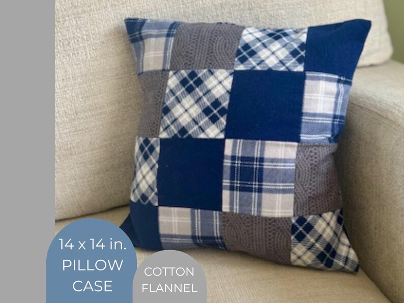 K&ouml;nnte beinhalten: Ein Patchwork-Kissenbezug, 35,5 x 35,5 cm, in Blau-, Grau- und Wei&szlig;t&ouml;nen. Das Kissen hat Karomuster und Strickstrukturen. Der Text auf dem Bild lautet "PILLOW CASE" und "COTTON FLANNEL".