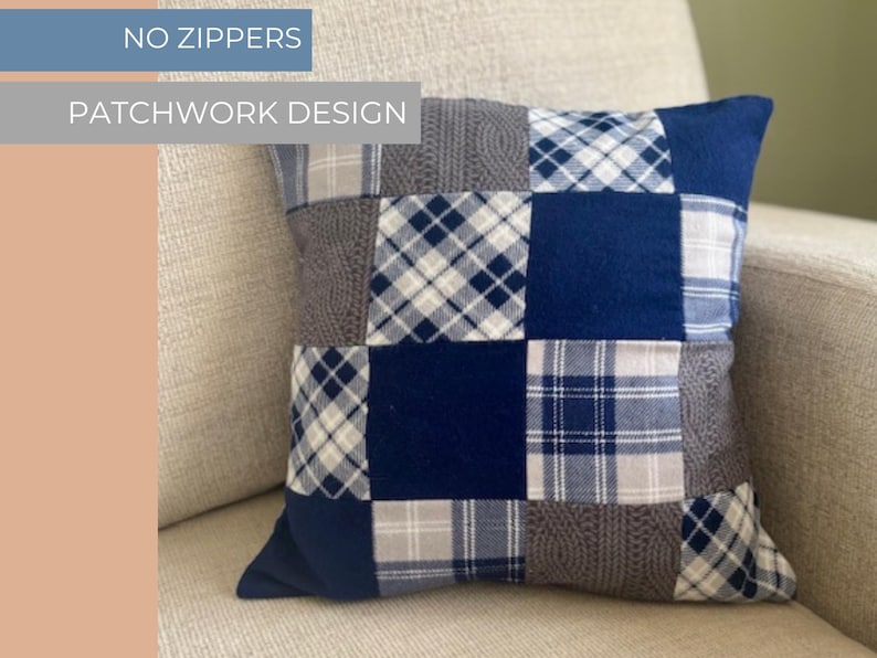 K&ouml;nnte beinhalten: Quadratisches Patchwork-Kissen mit einer Mischung aus blau, grau und wei&szlig; karierten und einfarbigen Stoffquadraten. Das Kissen hat einen marineblauen Rand und ist mit "NO ZIPPERS" und "PATCHWORK DESIGN" beschriftet.