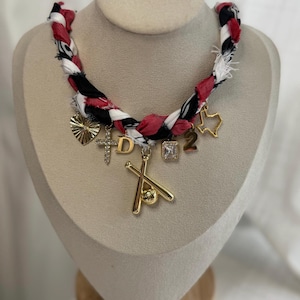Collar con dije de pañuelo personalizado: Joyería para mamás deportistas que animan a su equipo.