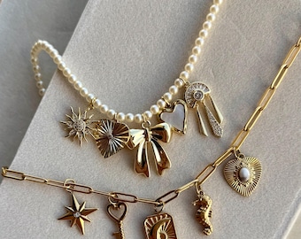 Collar con dijes personalizados: dijes dorados en cadena de perla o clip