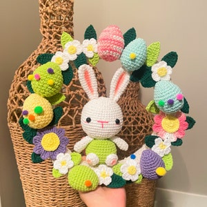 Patrón de corona de Pascua a crochet: Conejito, flores y huevos (PDF)