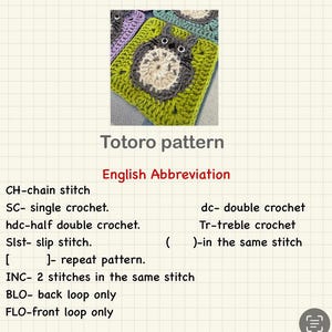 Pu&ograve; includere: Uno schema all'uncinetto per un personaggio di Totoro. Lo schema include istruzioni per realizzare il corpo, le orecchie e gli occhi del personaggio. Lo schema utilizza abbreviazioni come CH, SC, hdc, Slst, INC, BLO e FLO.