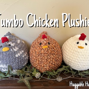 Peut inclure: Trois jouets en peluche de poulet surdimensionnés. Les poulets sont en crochet et ont des tissus de couleurs et de textures différentes. Les poulets sont assis sur une surface en bois avec des feuilles vertes.
