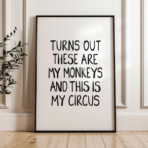 以下が含まれることがあります： 「Turns out these are my monkeys and this is my circus」というテキストが書かれた白黒のタイポグラフィー印刷です。