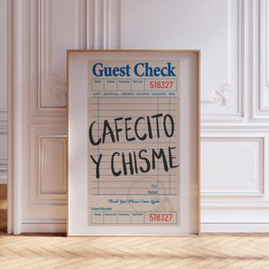 Pu&ograve; includere: Una stampa incorniciata con una ricevuta di ristorante in stile vintage. La parte superiore della ricevuta recita "Guest Check" in blu, con il numero "518327" in rosso. Il testo centrale recita "CAFECITO Y CHISME". La stampa &egrave; in una cornice dorata.