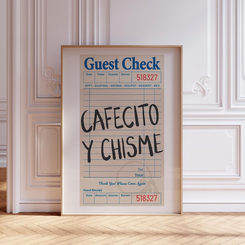 Pu&ograve; includere: Una stampa incorniciata con una ricevuta di ristorante in stile vintage. La parte superiore della ricevuta recita "Guest Check" in blu, con il numero "518327" in rosso. Il testo centrale recita "CAFECITO Y CHISME". La stampa &egrave; in una cornice dorata.