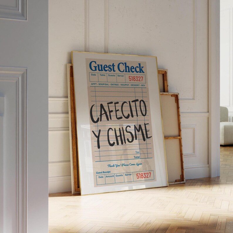 Pu&ograve; includere: Una stampa incorniciata che assomiglia a una ricevuta di ristorante, con le parole "Guest Check" in alto. Il testo "CAFECITO Y CHISME" &egrave; ben visibile al centro. La stampa &egrave; appoggiata a un muro.